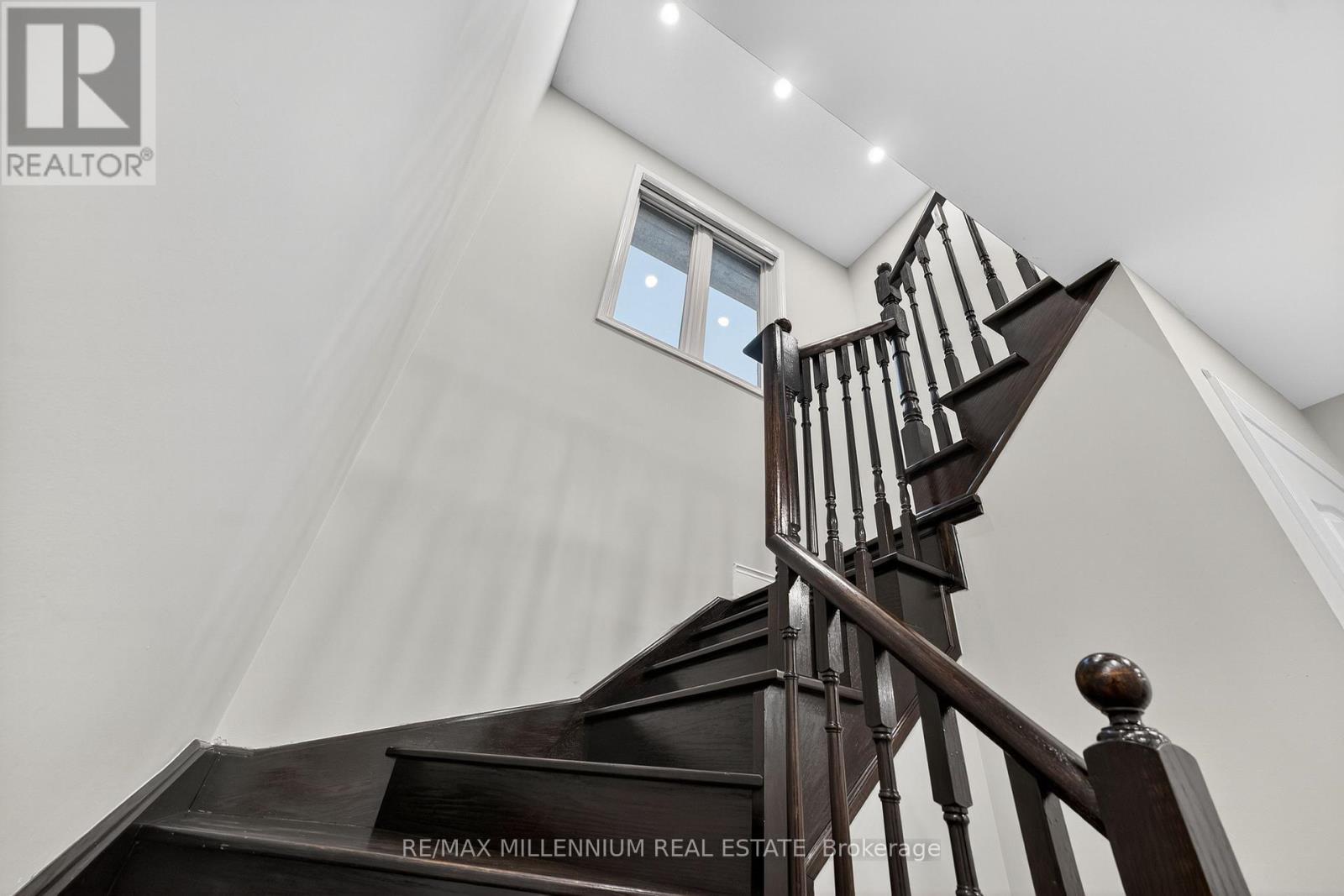 Photo 20 of 66 Armstrong Crescent, Bradford West Gwillimbury ON
