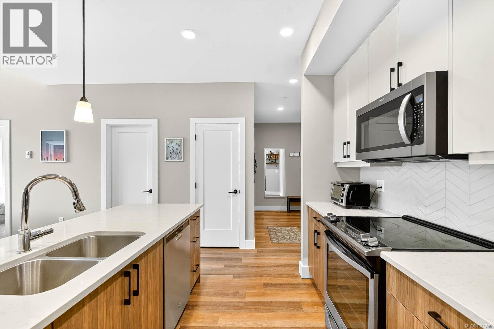 302 700 Yew Wood Rd, Tofino