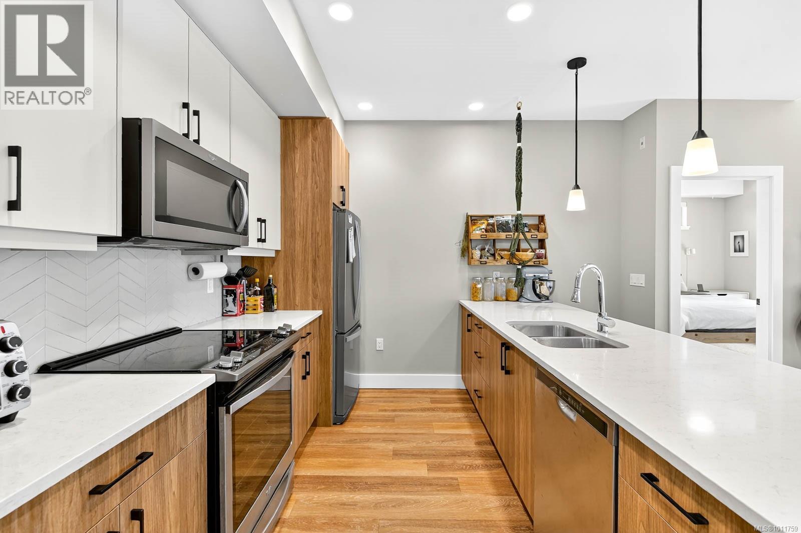 302 700 Yew Wood Rd, Tofino