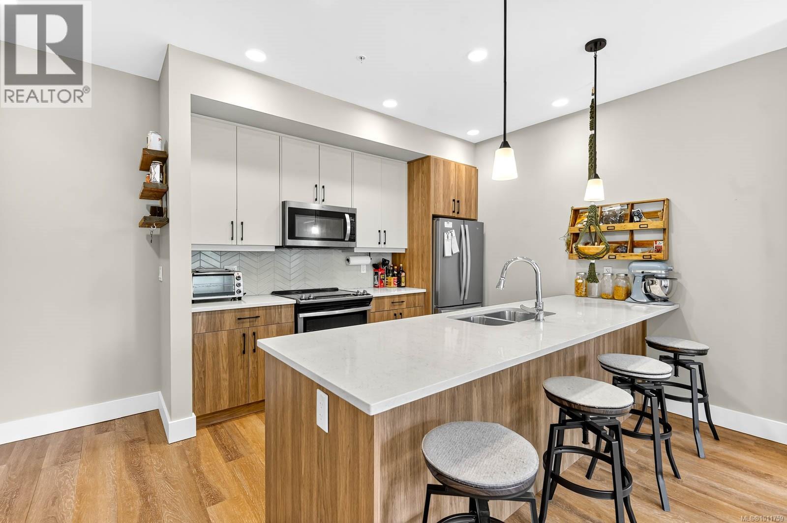 302 700 Yew Wood Rd, Tofino