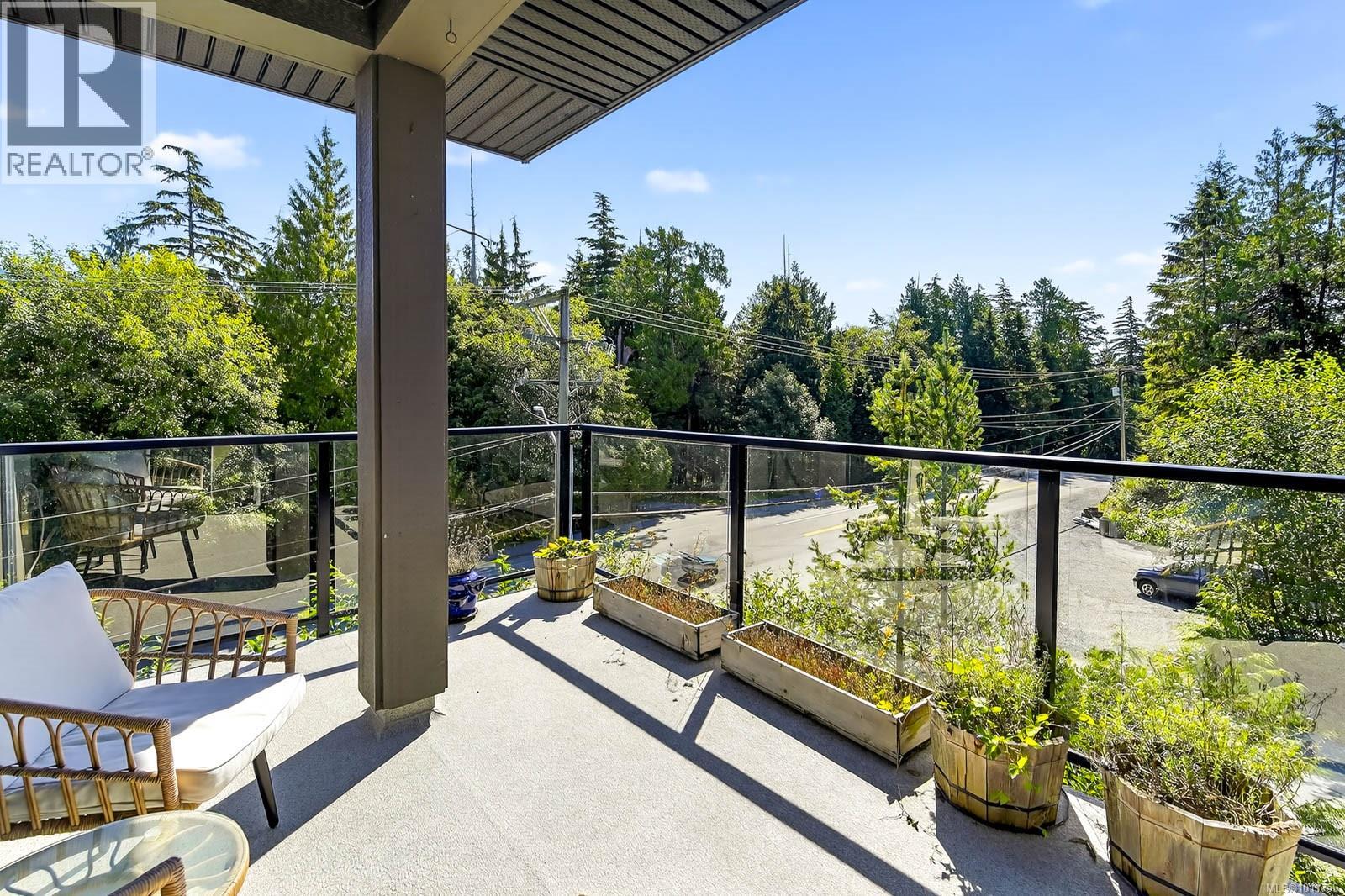 302 700 Yew Wood Rd, Tofino