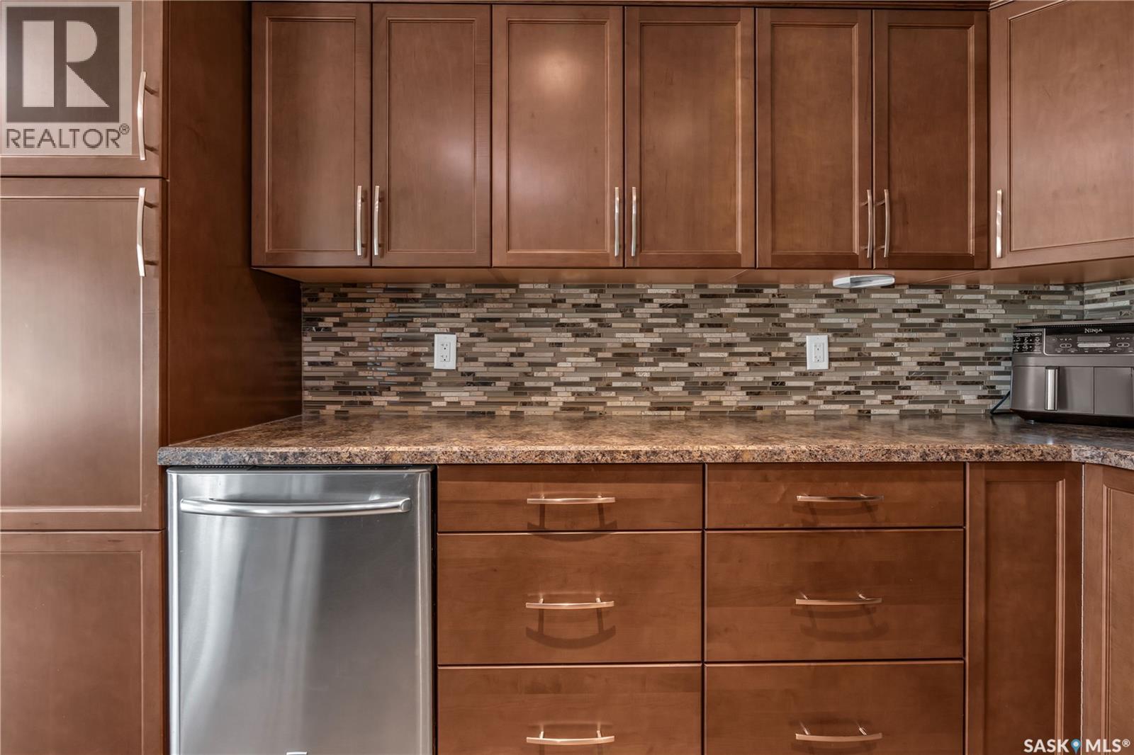 Single Family House 2 Level for Sale in  nd AVENUE Regina 
