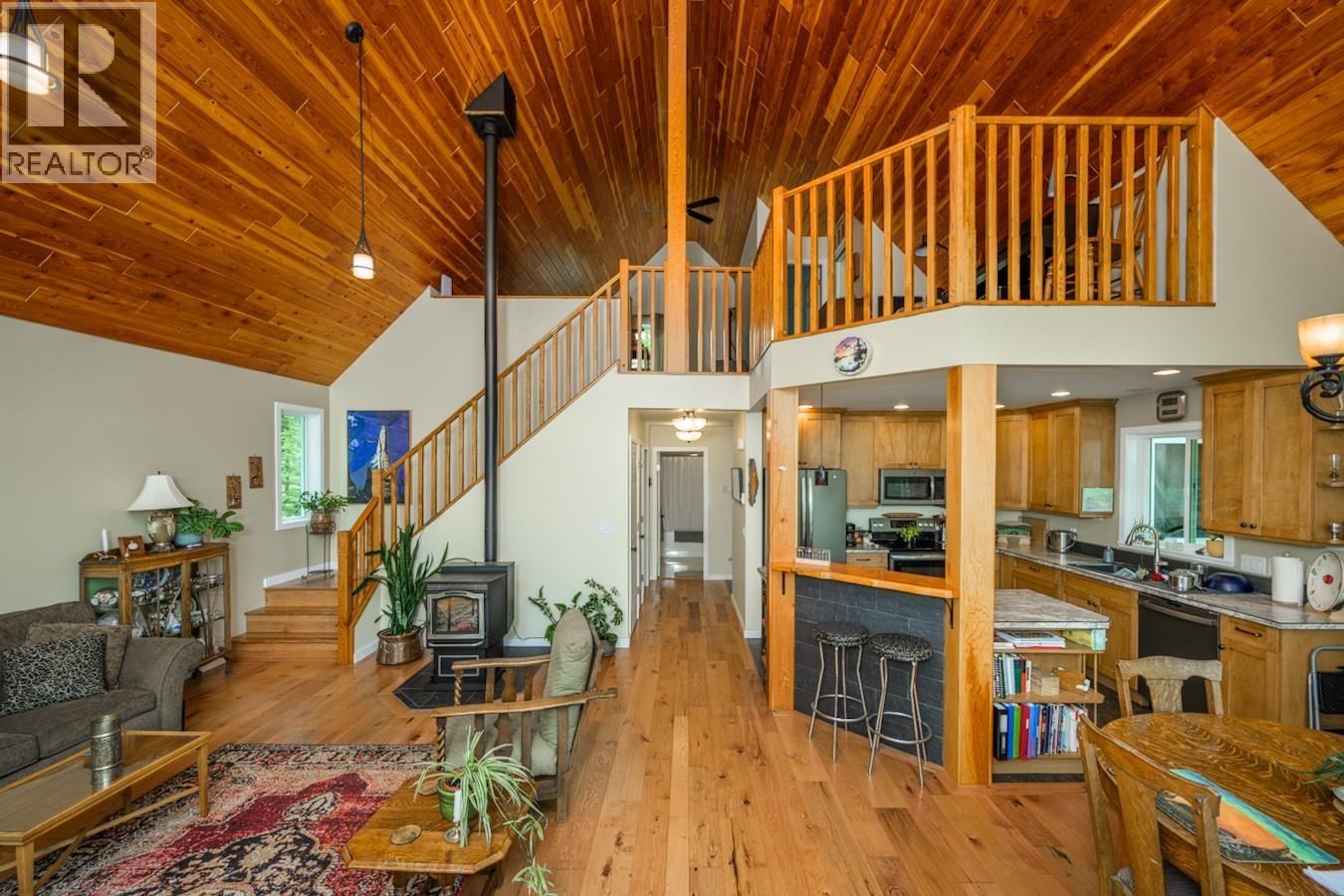 Photo 9 of 57700 S Somerset Drive, Cluculz Lake BC