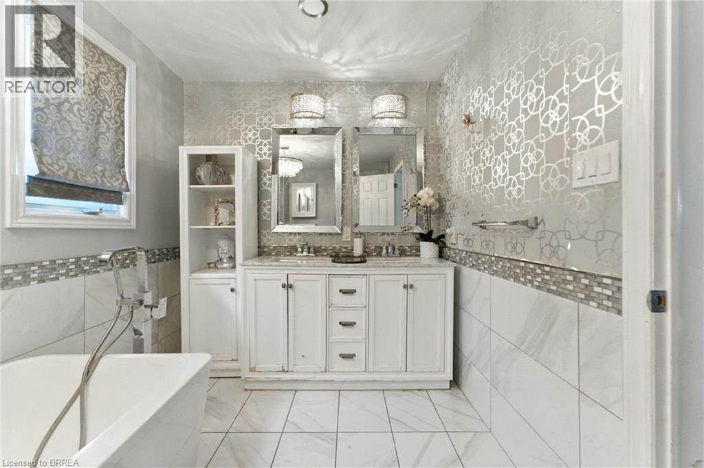 Photo 26 of 267 Memorial Drive, Brantford ON