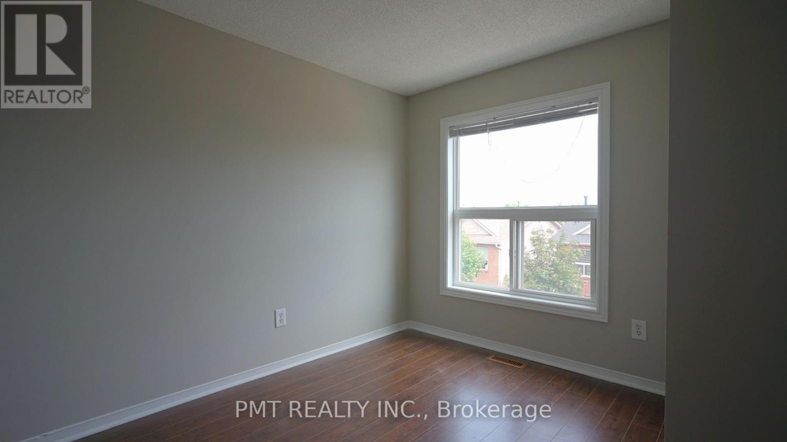 Photo 13 of 24 1530 Reeves Gate, Oakville ON