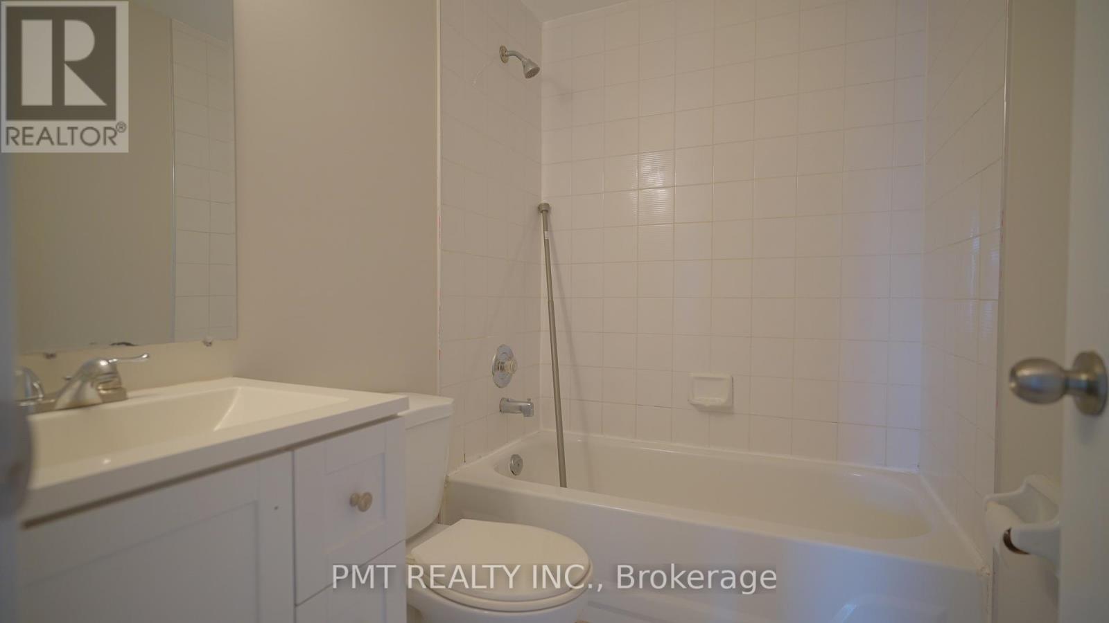 Photo 15 of 24 1530 Reeves Gate, Oakville ON