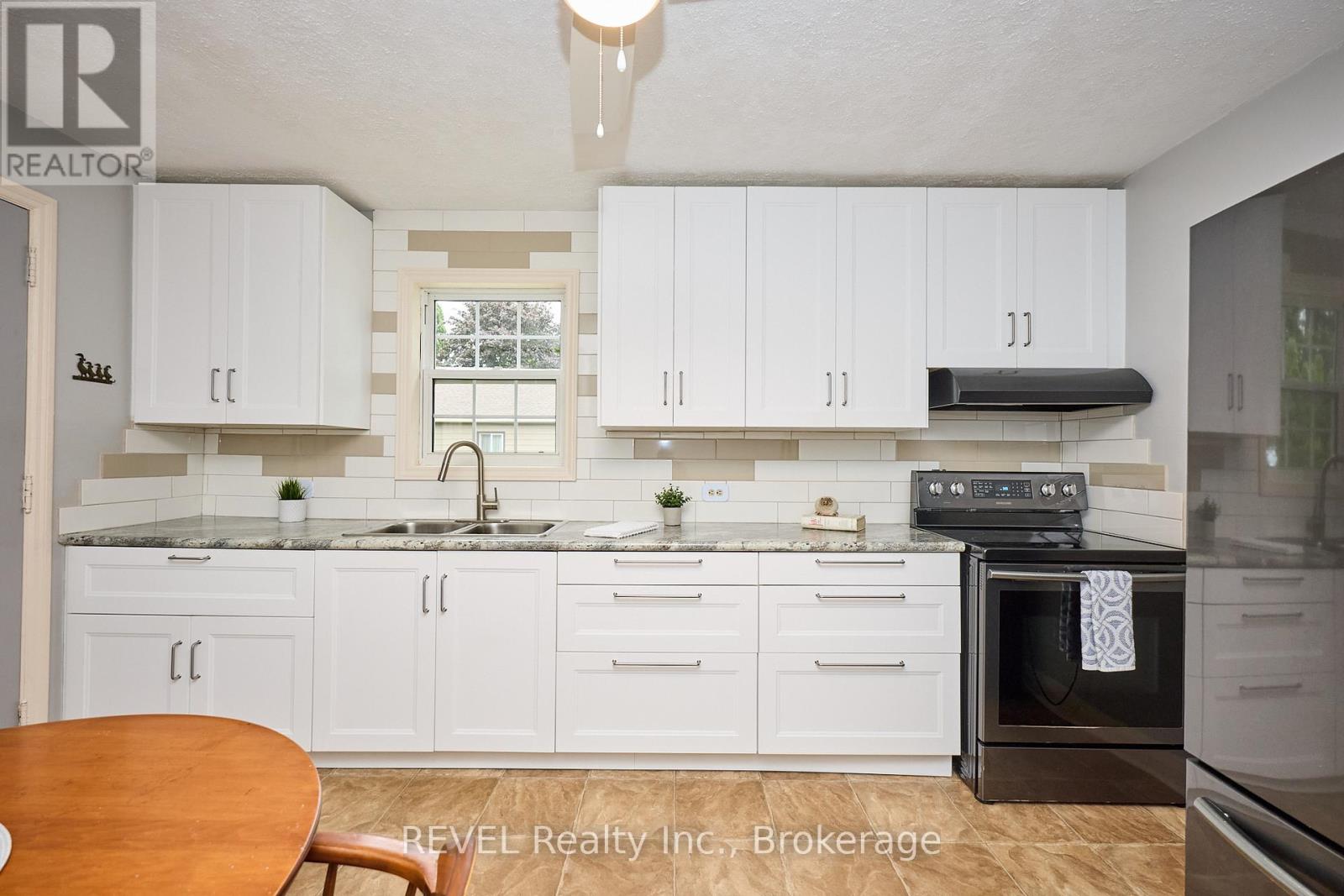Photo 11 of 1317 Third Street Louth, St Catharines ON