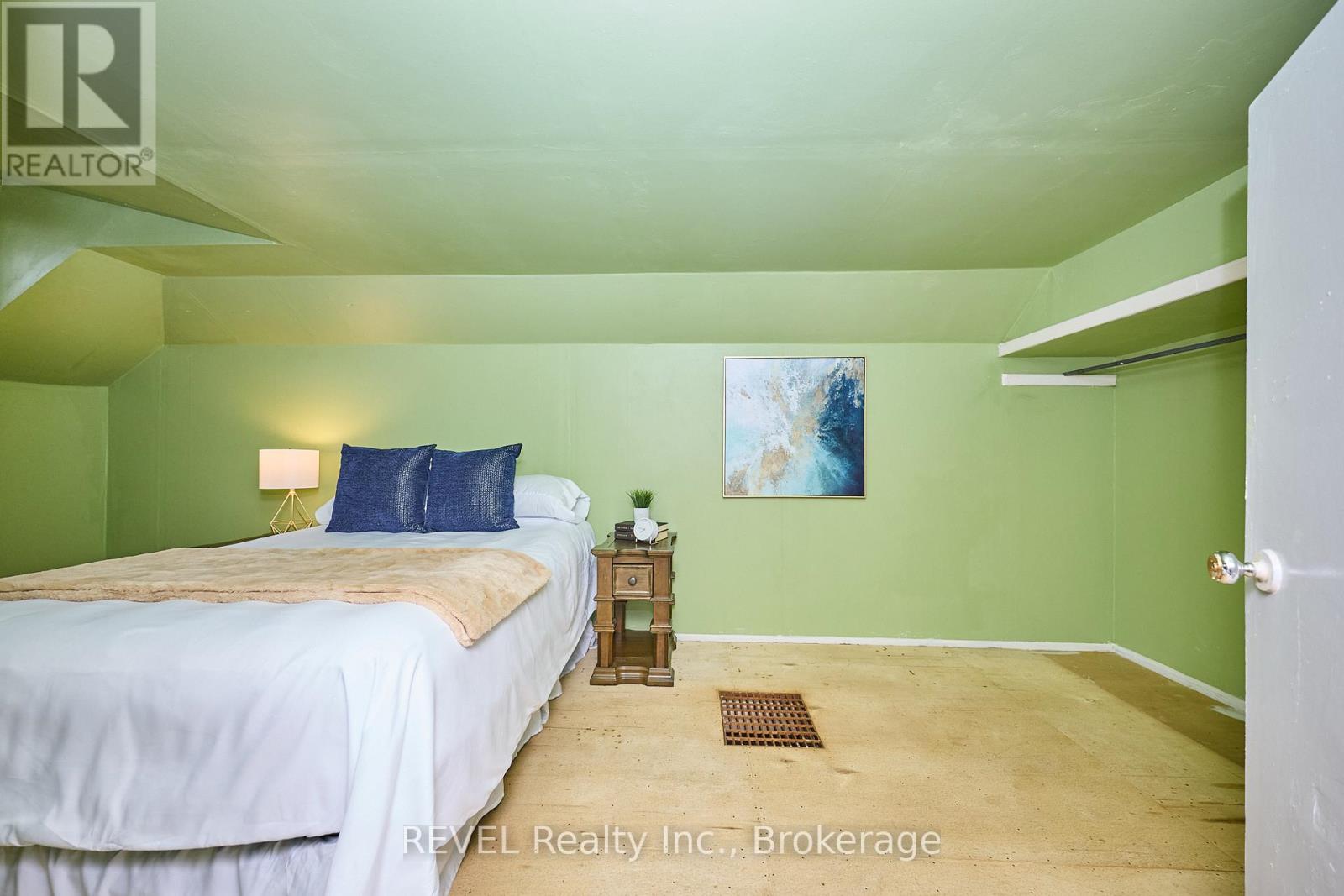 Photo 22 of 1317 Third Street Louth, St Catharines ON