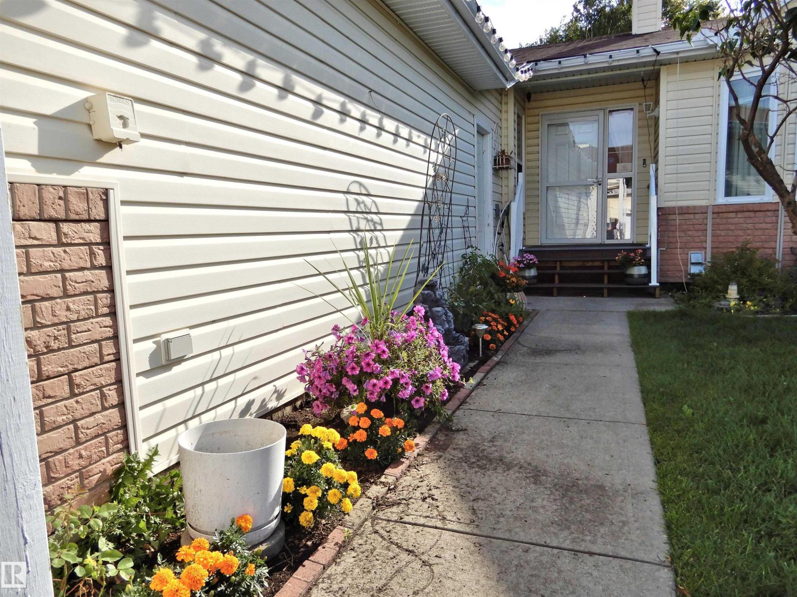Photo 17 of 10111 105 St, Morinville AB
