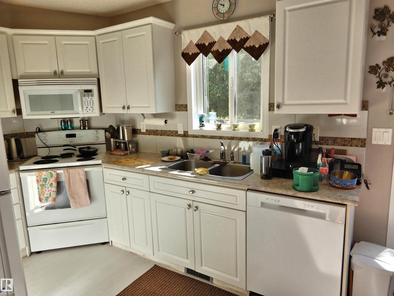 Photo 4 of 10111 105 St, Morinville AB