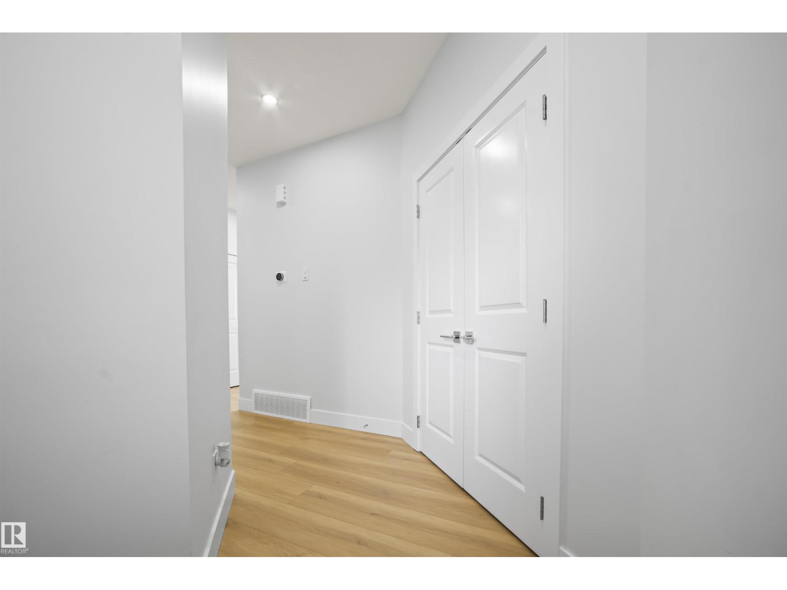 Photo 8 of 16819 47 St Nw, Edmonton AB