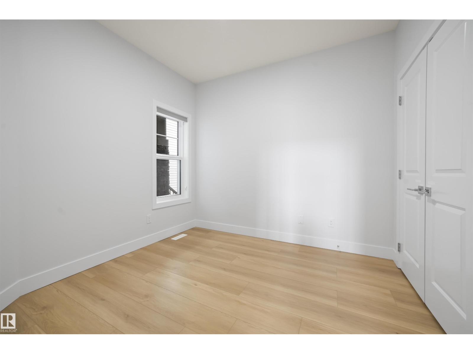 Photo 10 of 16819 47 St Nw, Edmonton AB