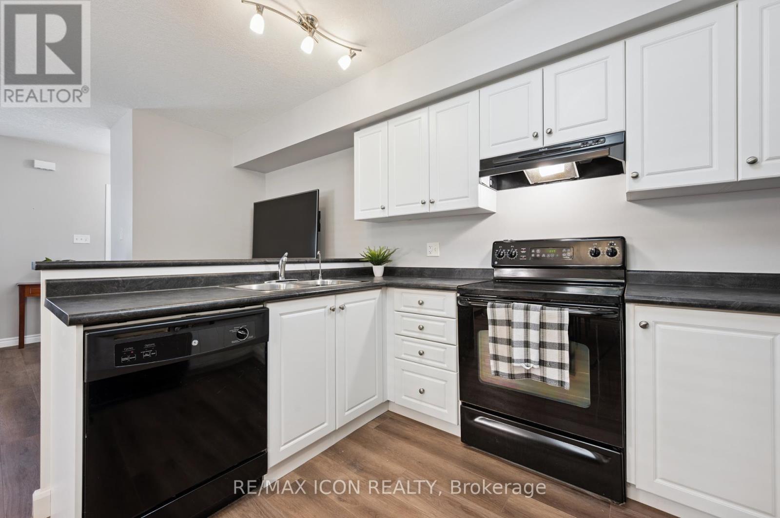Photo 11 of 9 D 50 Howe Drive, Kitchener ON