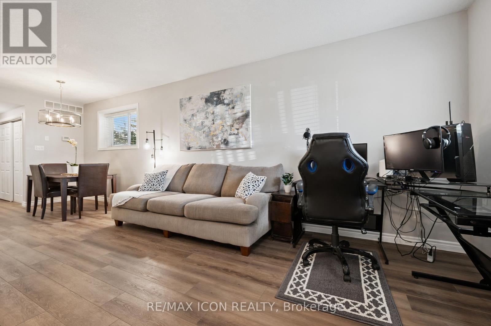 Photo 7 of 9 D 50 Howe Drive, Kitchener ON