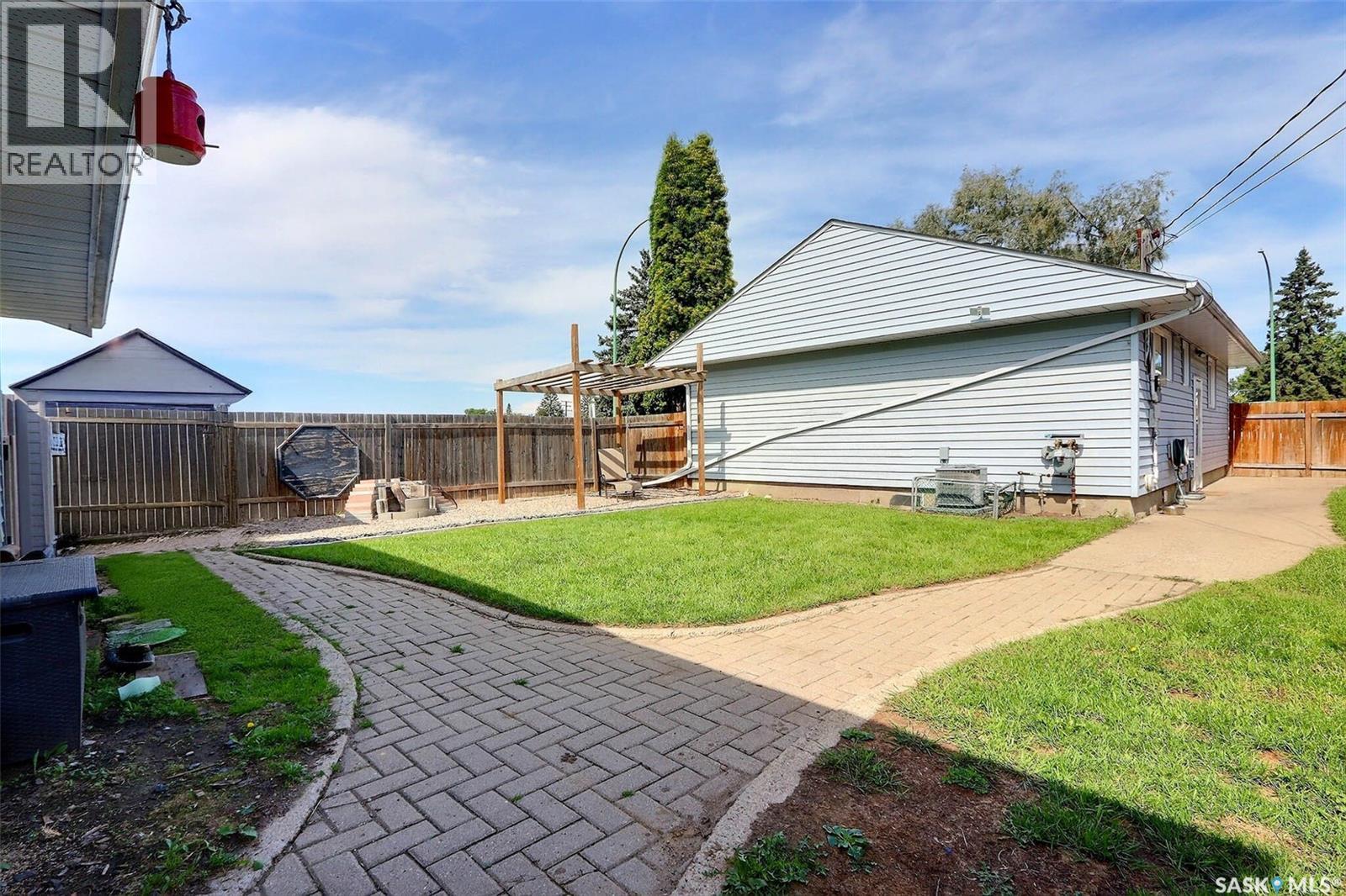 Photo 18 of 429 23rd Street W, Prince Albert SK