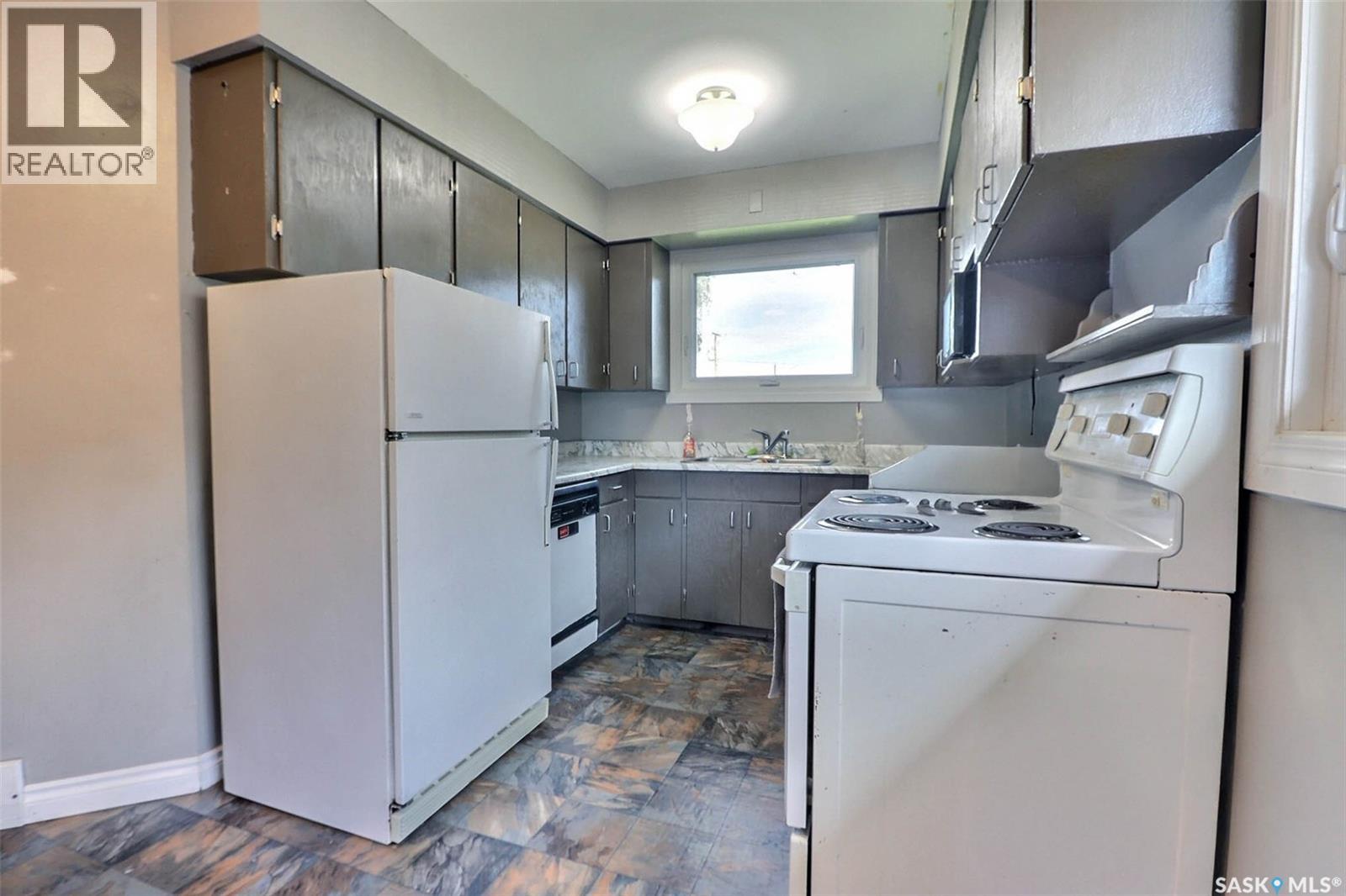 Photo 5 of 429 23rd Street W, Prince Albert SK