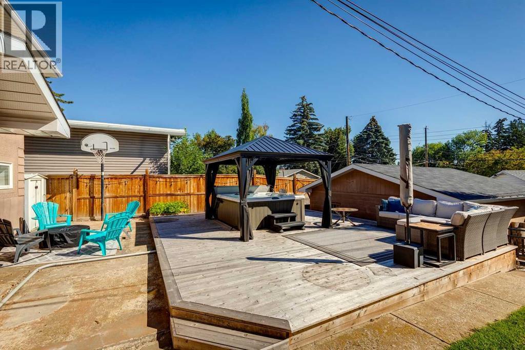 Single Family House 4 Level for Sale in  Glasgow Drive SW Glendale Calgary 
