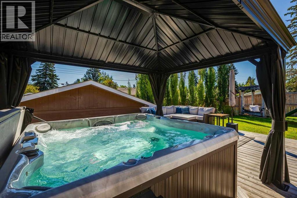 Single Family House 4 Level for Sale in  Glasgow Drive SW Glendale Calgary 