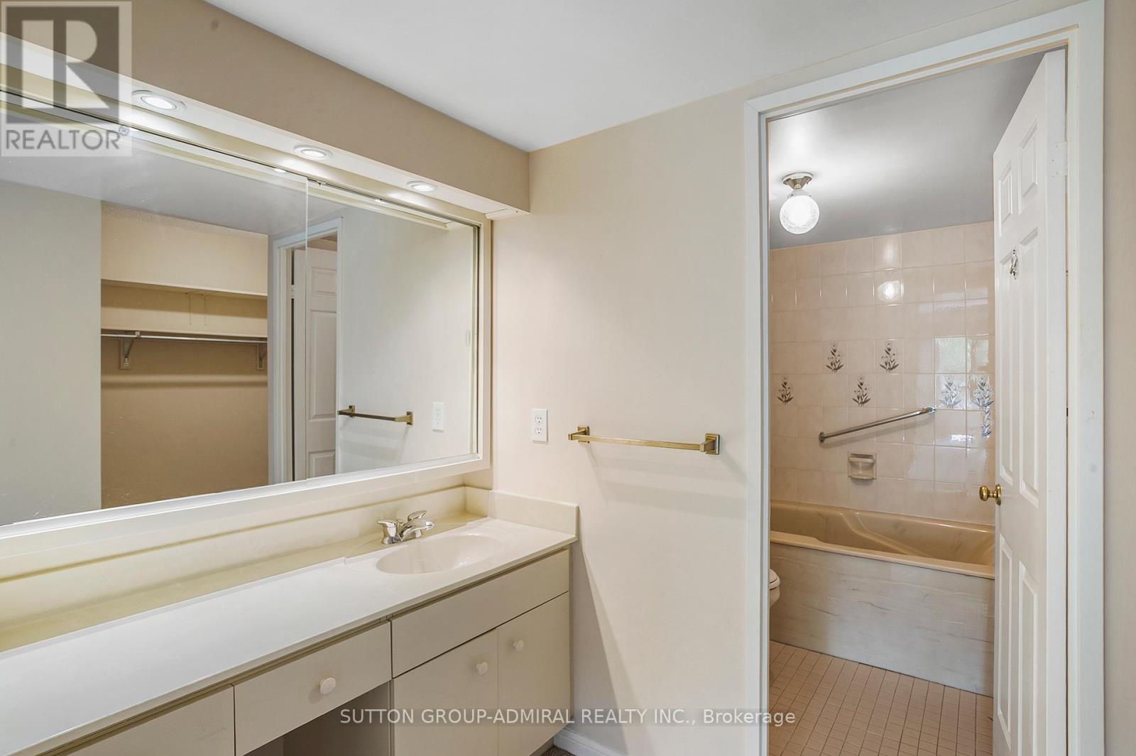 Photo 10 of 402 245 The Donway West, Toronto ON