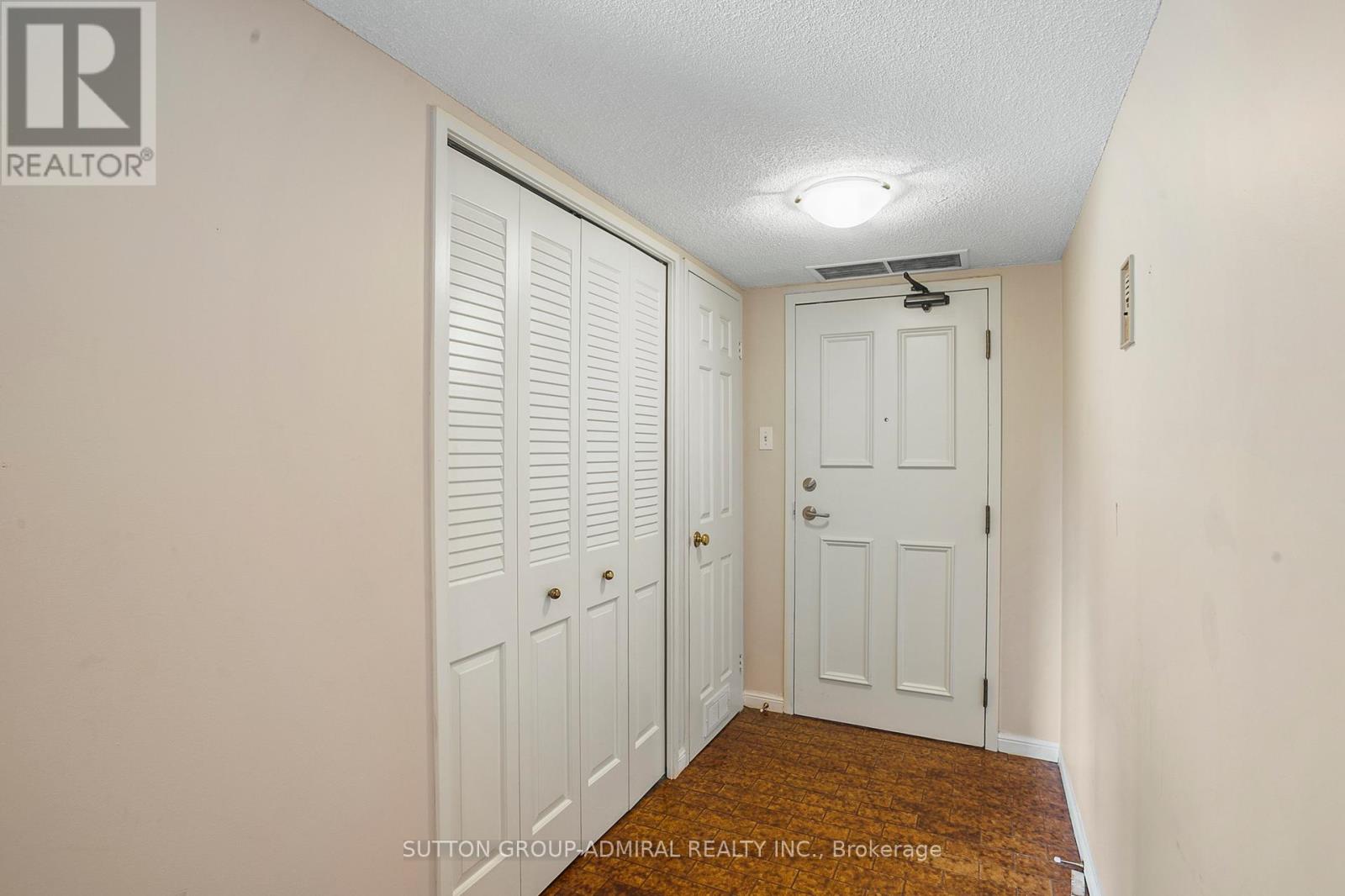 Photo 4 of 402 245 The Donway West, Toronto ON