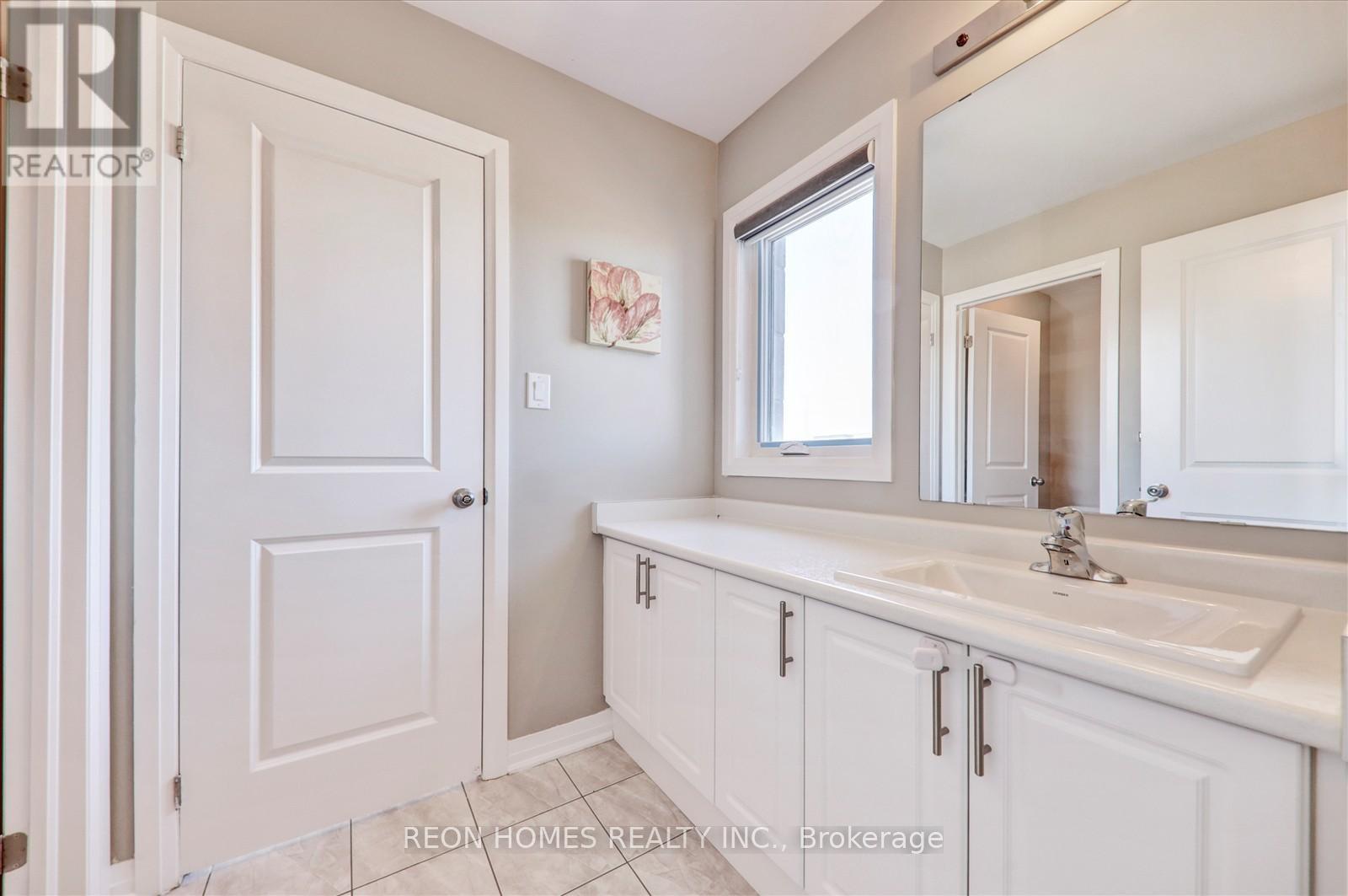 Photo 31 of 38 Crows Nest Lane, Clarington ON