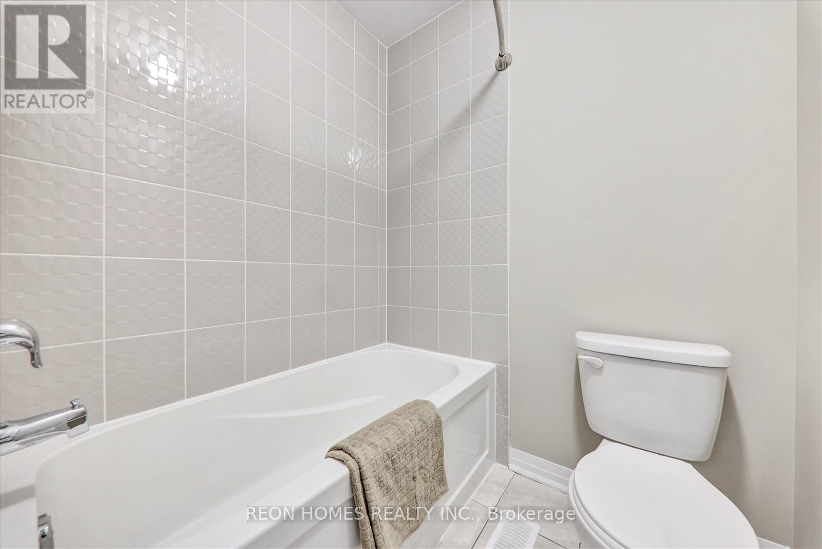 Photo 32 of 38 Crows Nest Lane, Clarington ON
