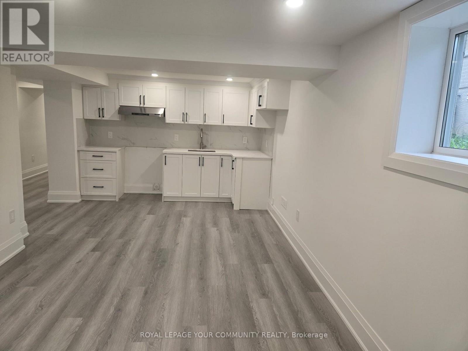 Photo 3 of 19 Beaverton Road S, Richmond Hill ON