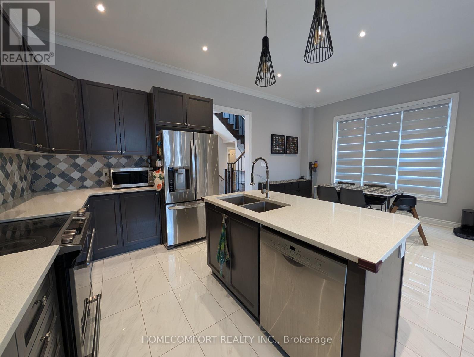 Photo 13 of 230 Paradelle Drive, Richmond Hill ON