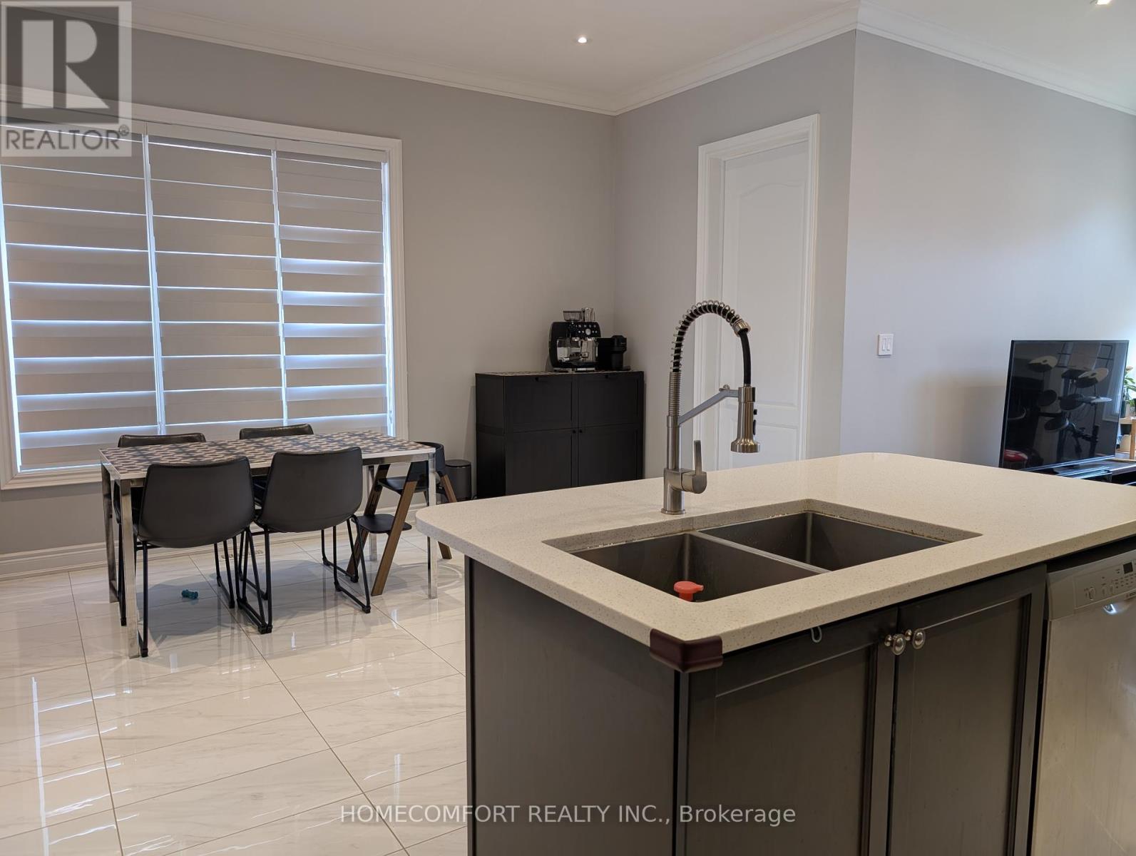 Photo 14 of 230 Paradelle Drive, Richmond Hill ON