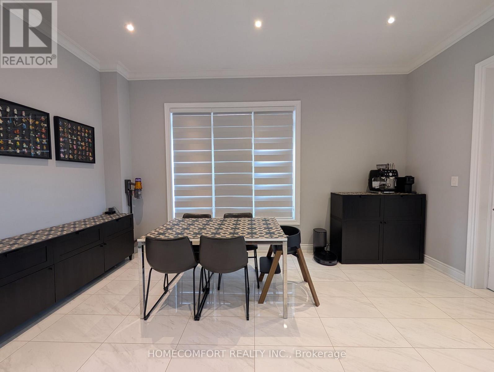 Photo 15 of 230 Paradelle Drive, Richmond Hill ON