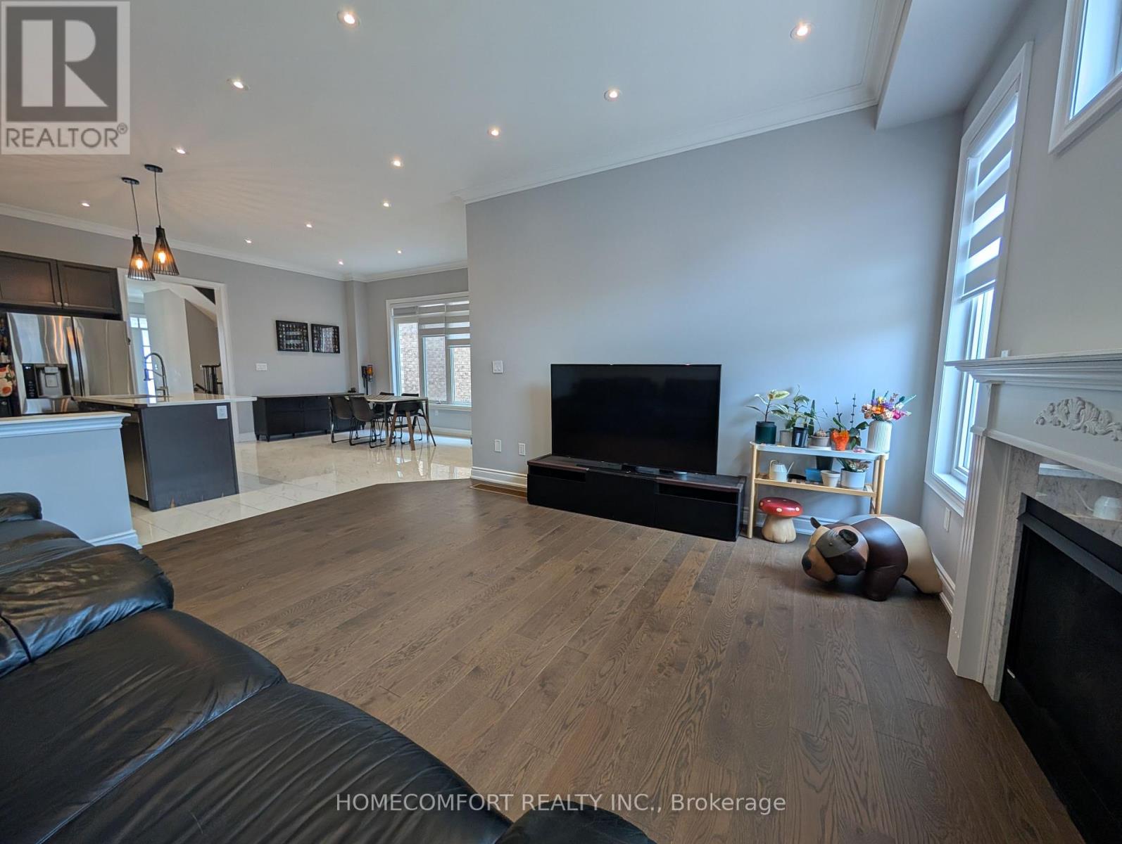 Photo 18 of 230 Paradelle Drive, Richmond Hill ON