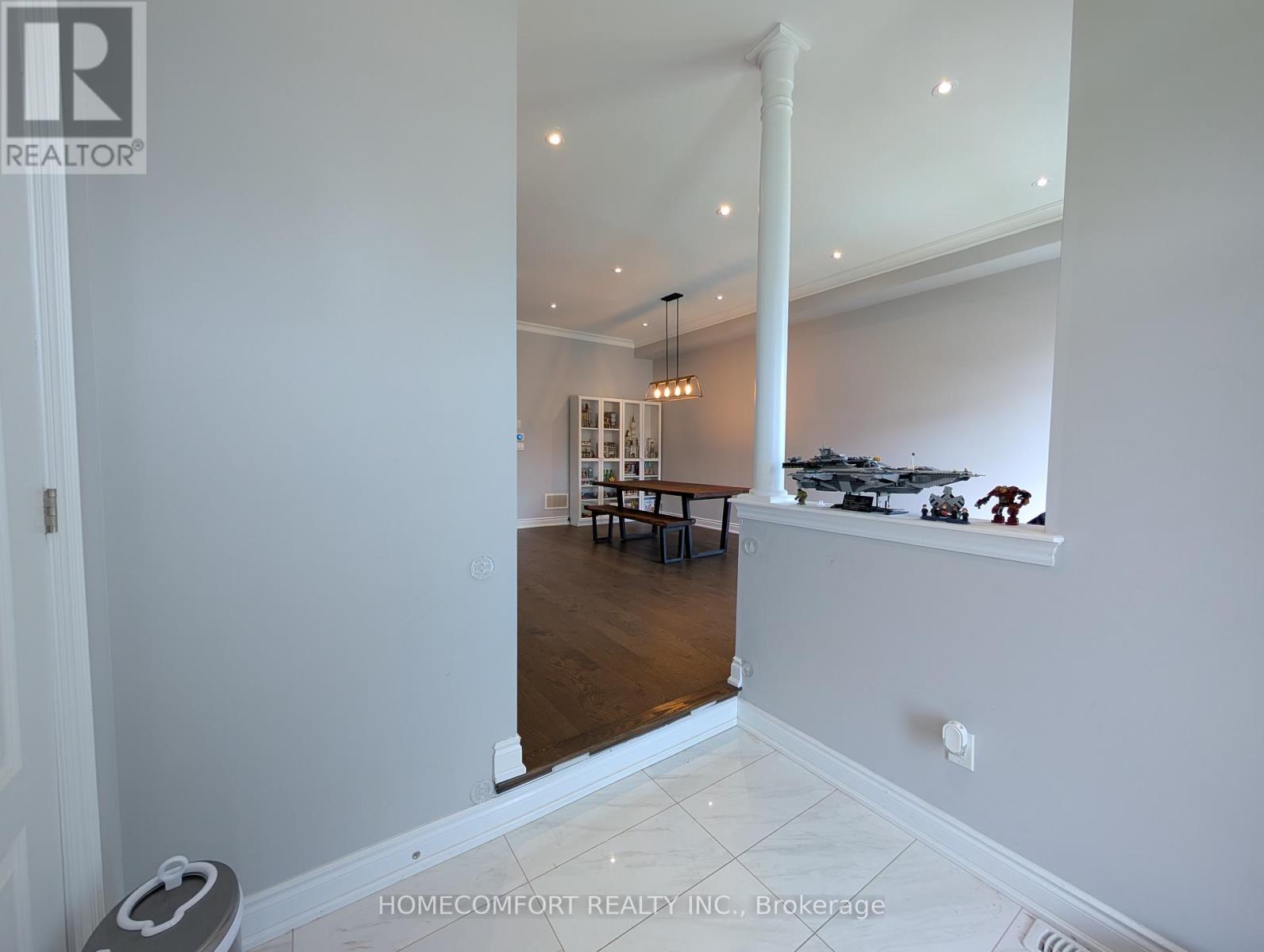 Photo 2 of 230 Paradelle Drive, Richmond Hill ON