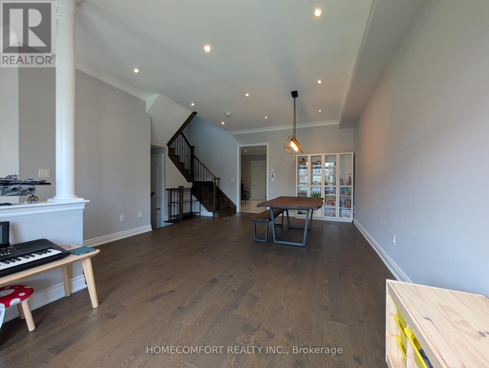 Photo 6 of 230 Paradelle Drive, Richmond Hill ON