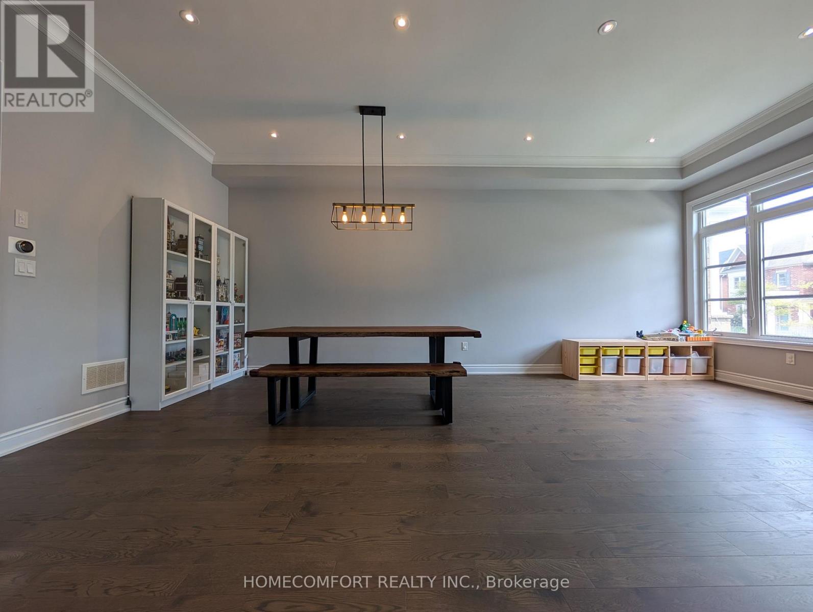 Photo 9 of 230 Paradelle Drive, Richmond Hill ON