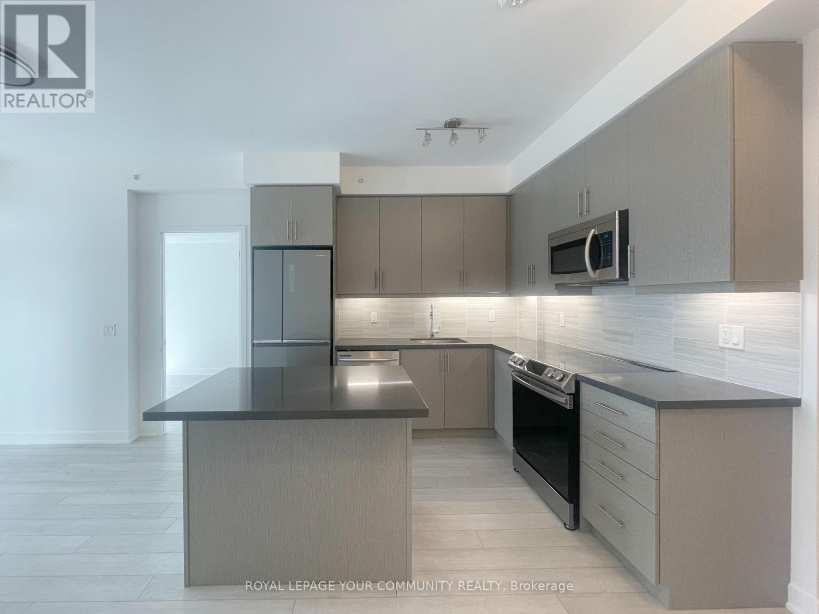 Photo 1 of 1212 75 Oneida Crescent, Richmond Hill ON