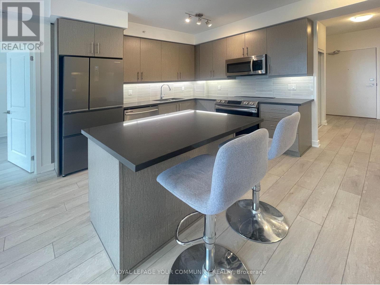Photo 3 of 1212 75 Oneida Crescent, Richmond Hill ON