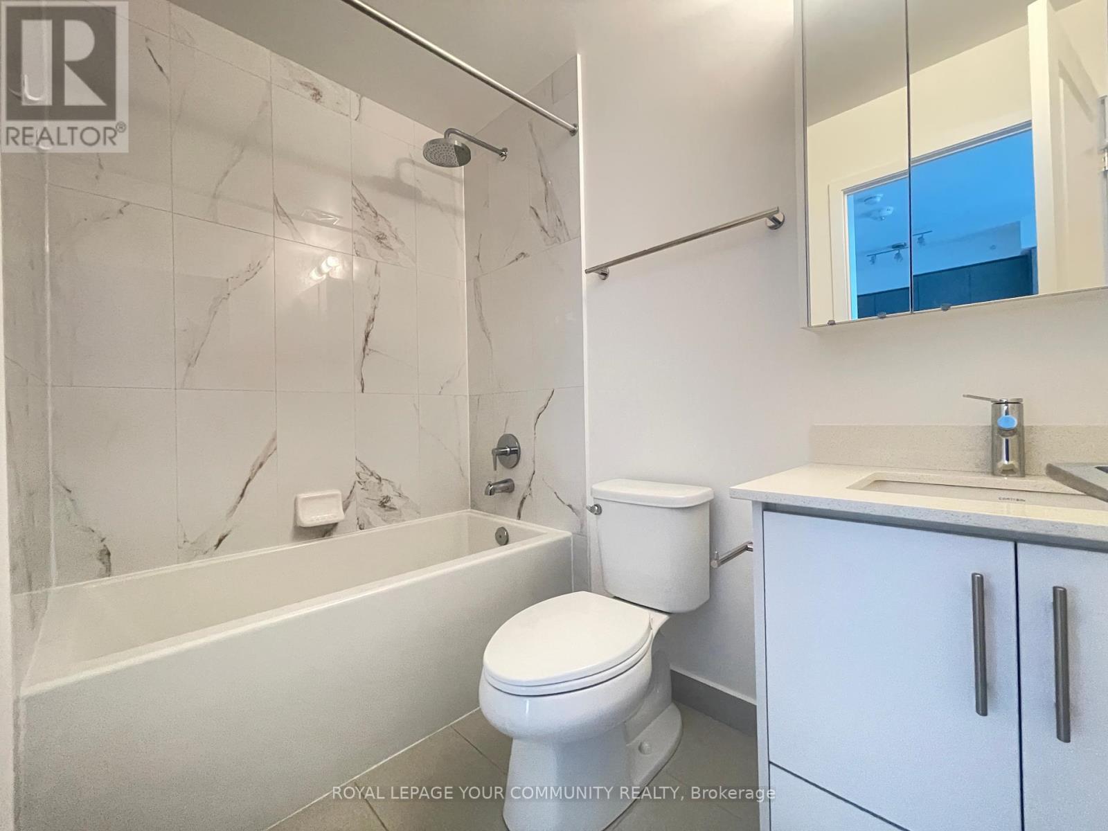 Photo 6 of 1212 75 Oneida Crescent, Richmond Hill ON