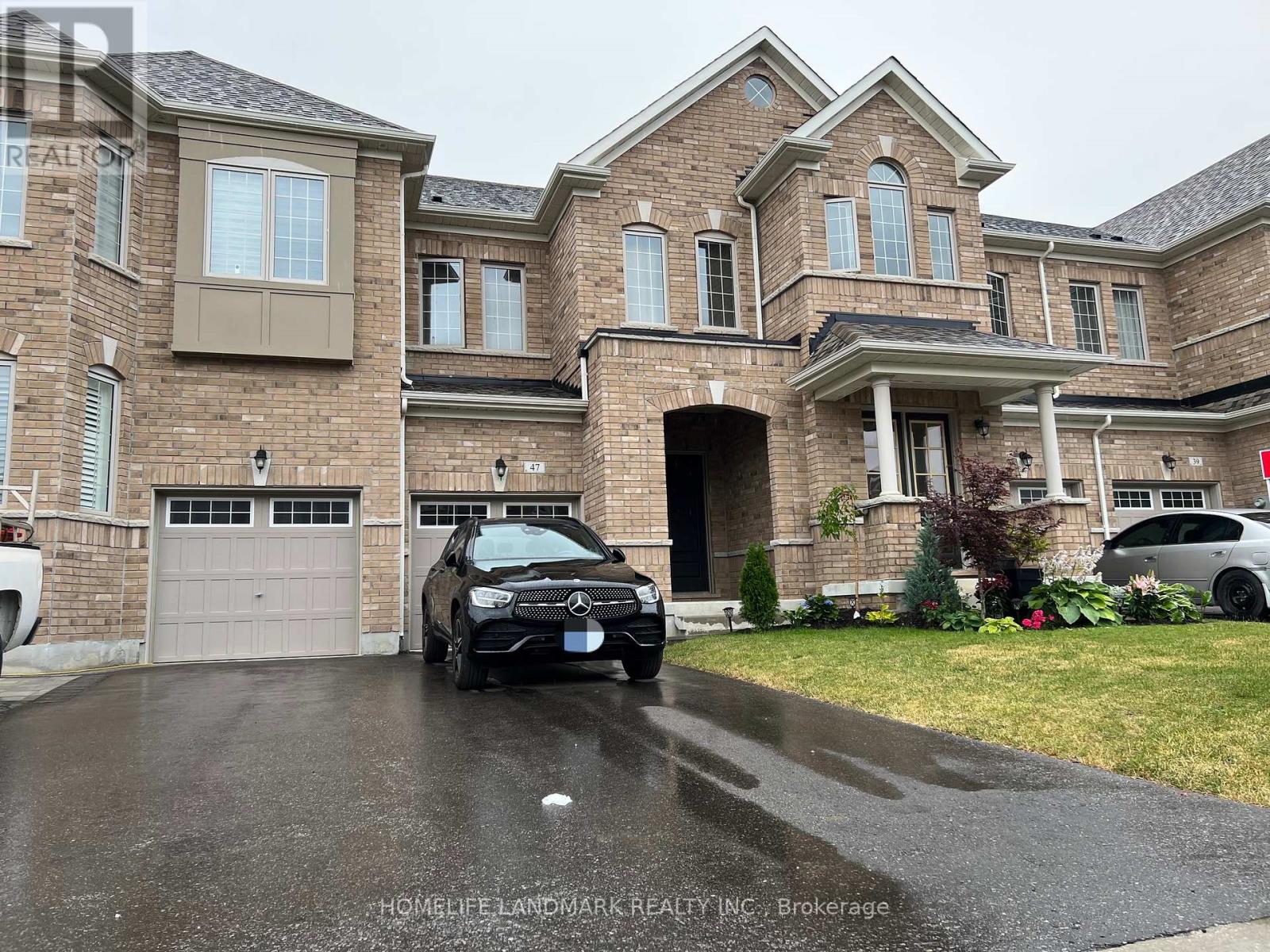 Photo 1 of 47 Durblee Avenue, Aurora ON
