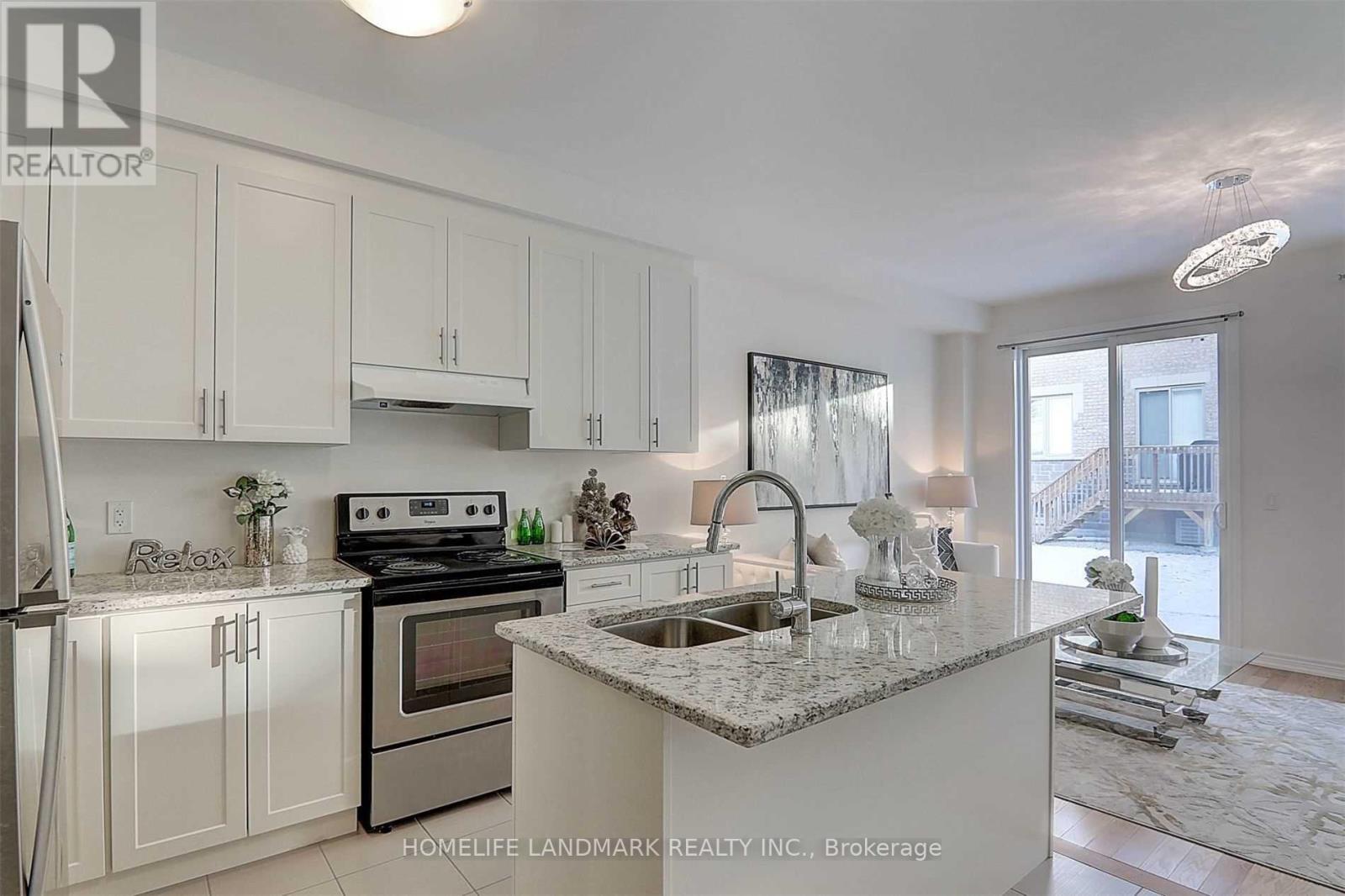 Photo 14 of 47 Durblee Avenue, Aurora ON