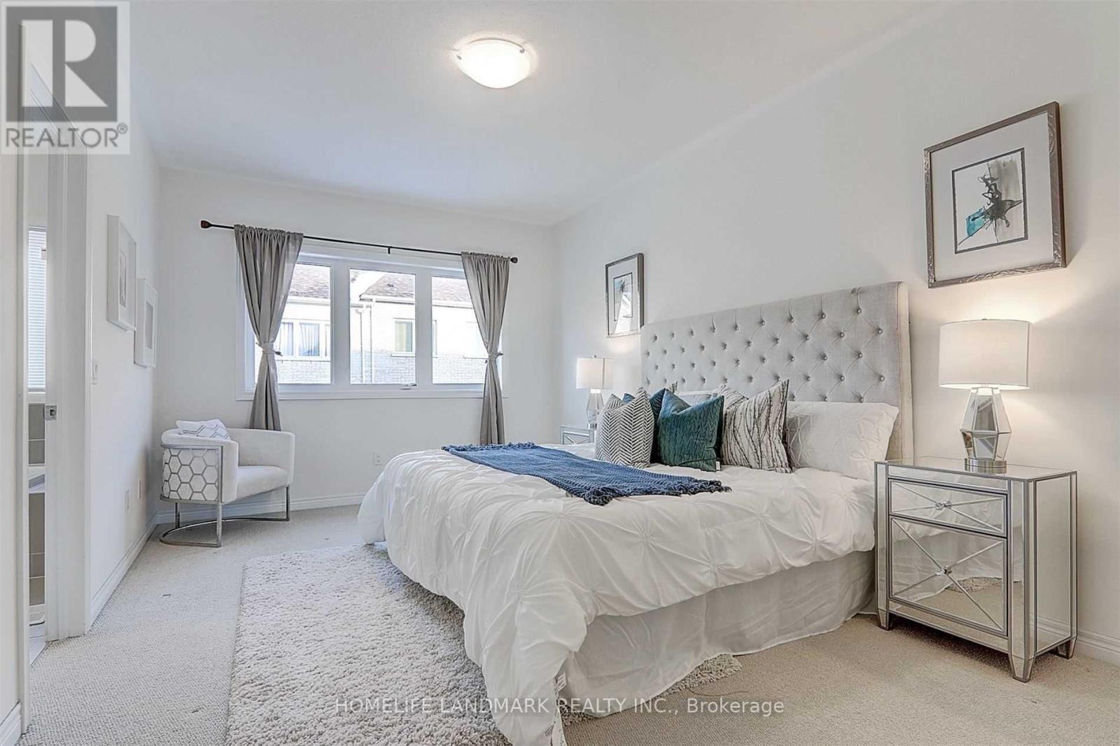 Photo 16 of 47 Durblee Avenue, Aurora ON