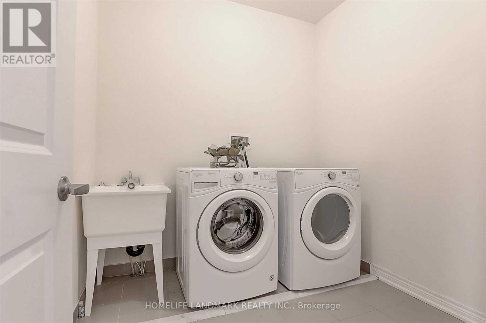Photo 18 of 47 Durblee Avenue, Aurora ON