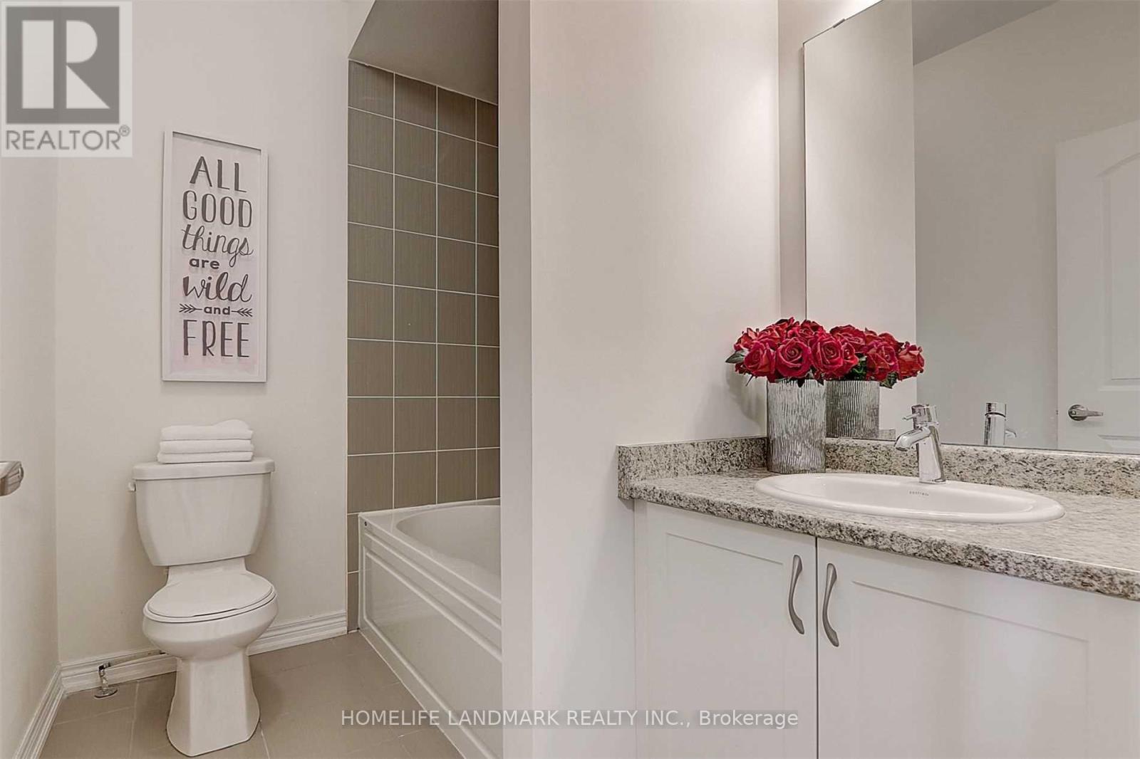 Photo 19 of 47 Durblee Avenue, Aurora ON