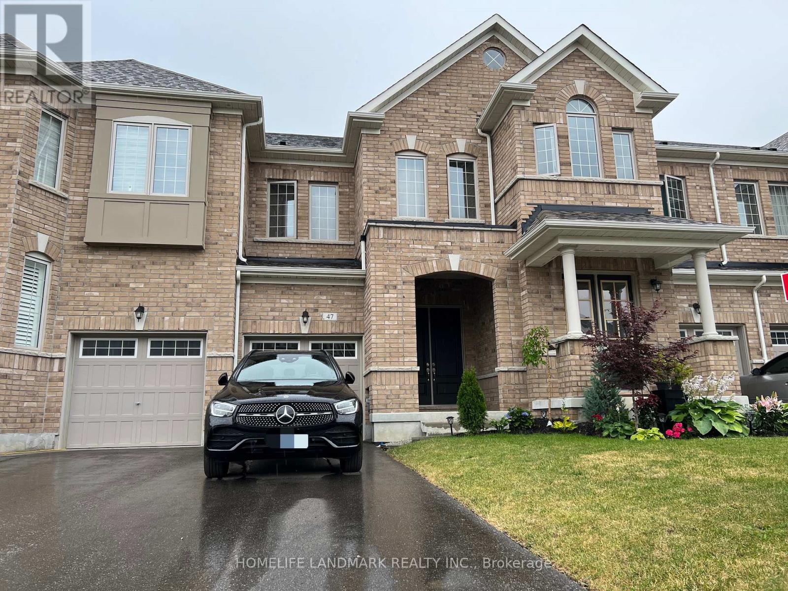 Photo 2 of 47 Durblee Avenue, Aurora ON