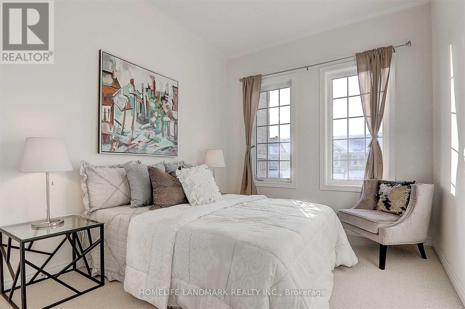 Photo 21 of 47 Durblee Avenue, Aurora ON