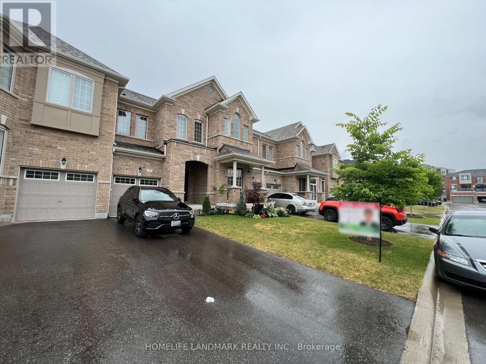 Photo 3 of 47 Durblee Avenue, Aurora ON