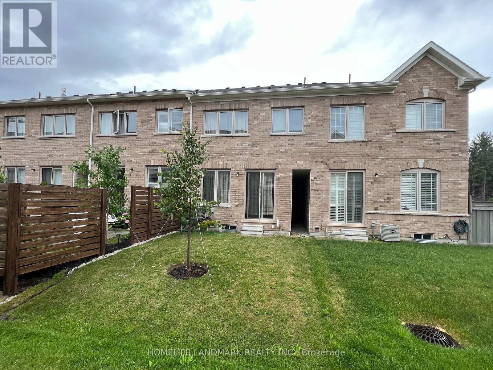 Photo 5 of 47 Durblee Avenue, Aurora ON