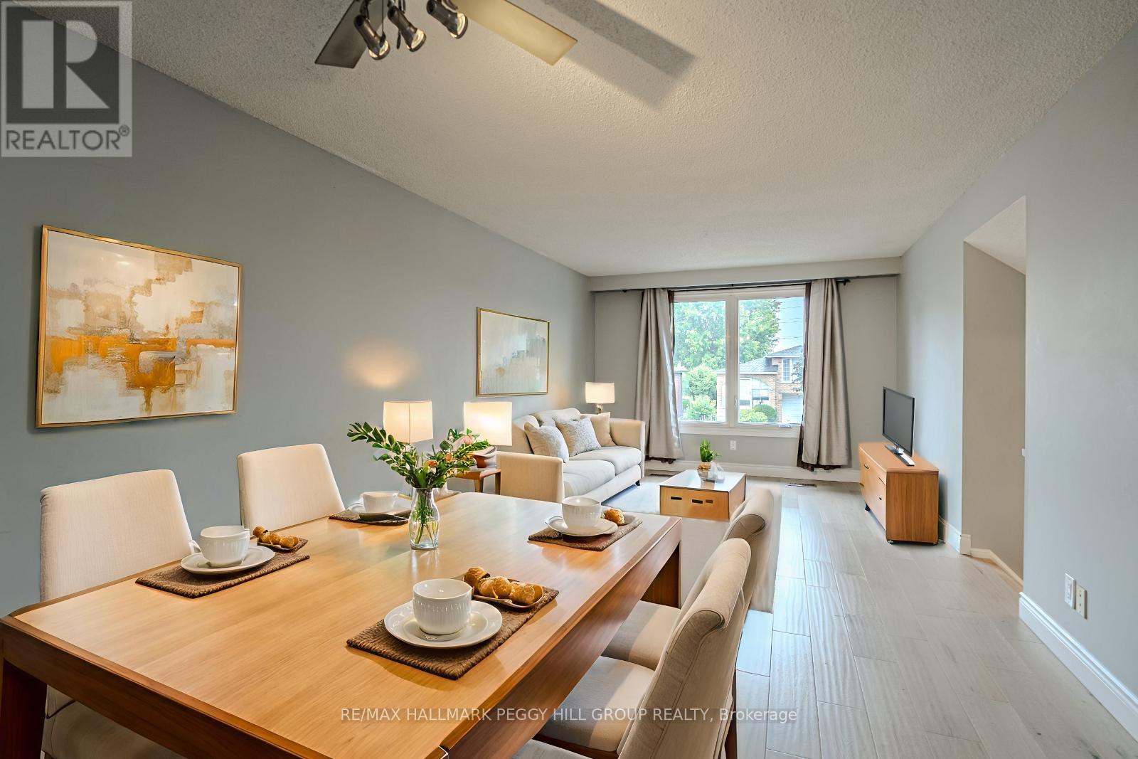Photo 2 of 388 Parkwood Avenue, Bradford West Gwillimbury ON