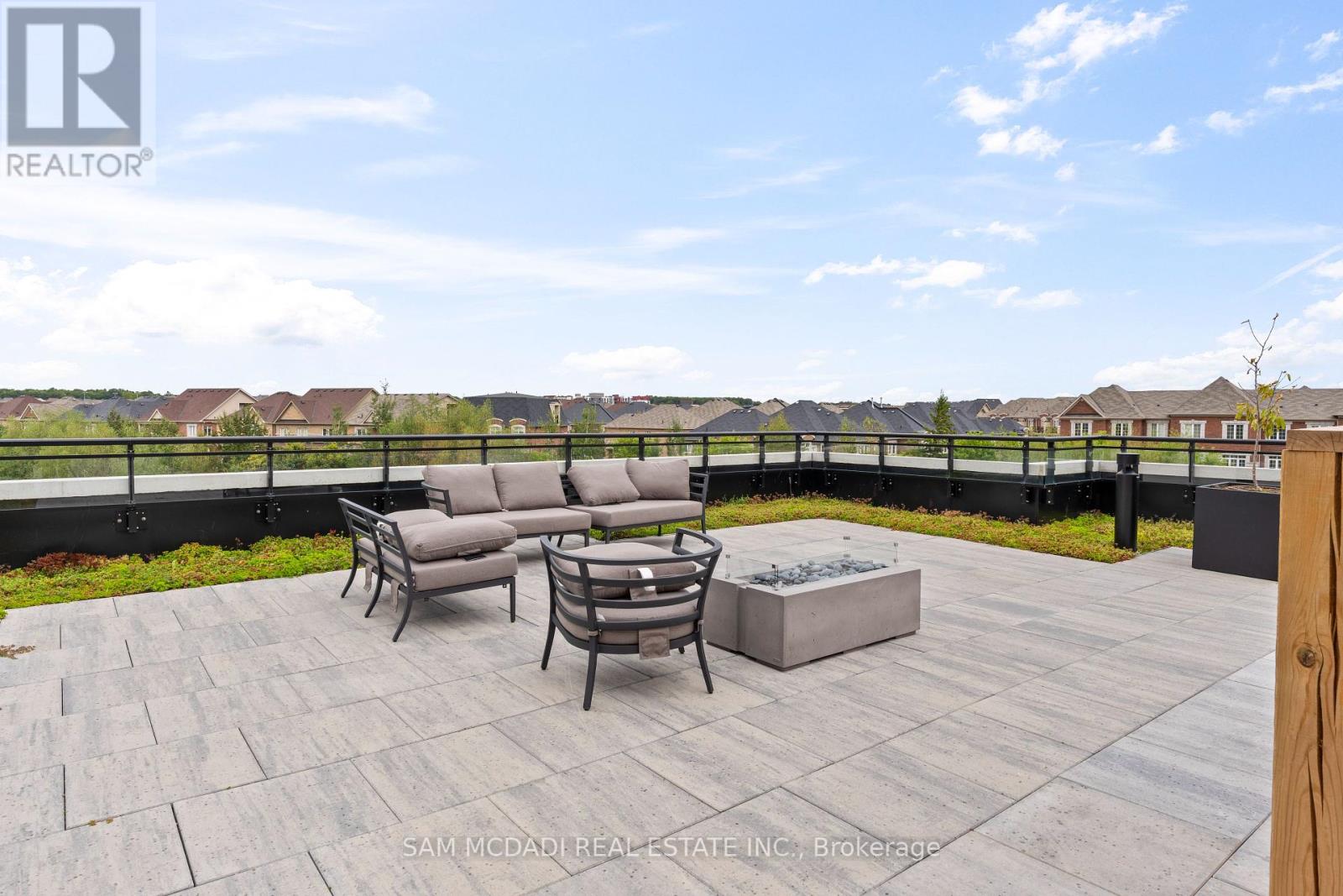 Photo 32 of 819 395 Dundas Street, Oakville ON
