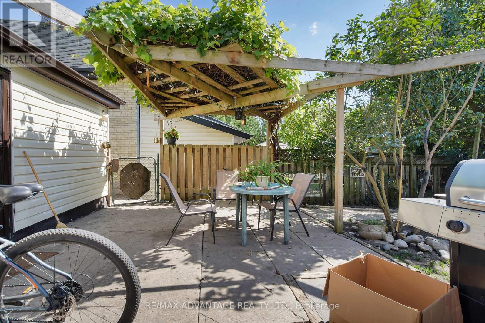 Photo 15 of 571 Elizabeth Street, London East ON