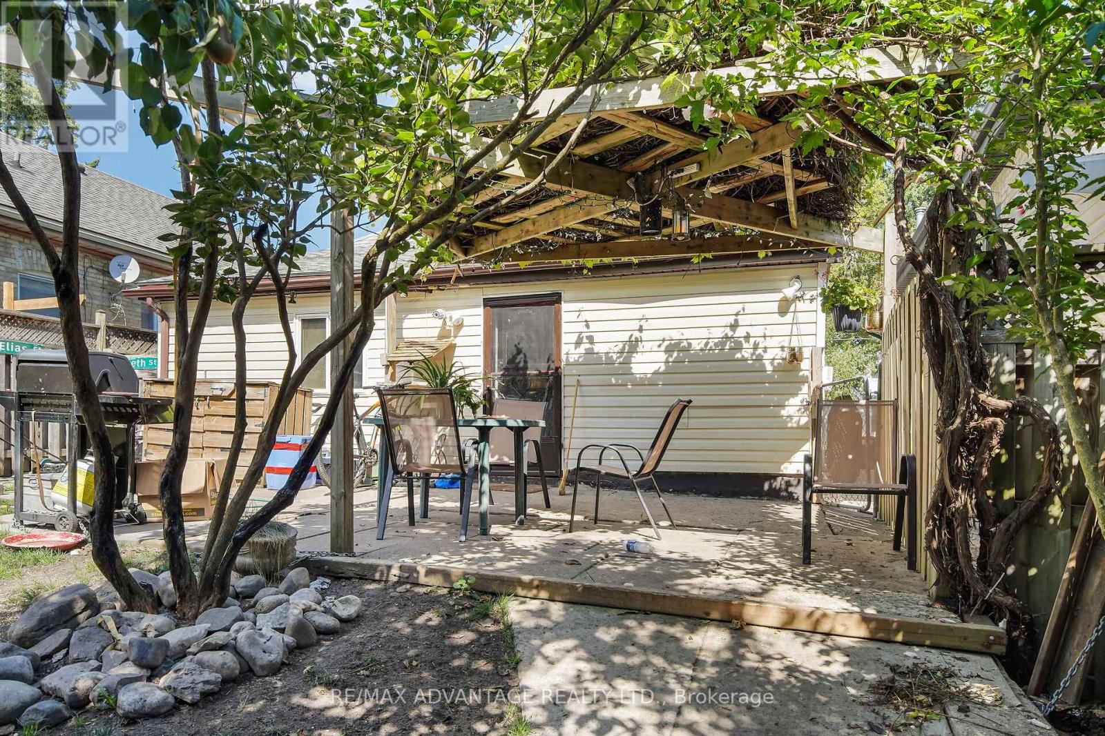 Photo 8 of 571 Elizabeth Street, London East ON